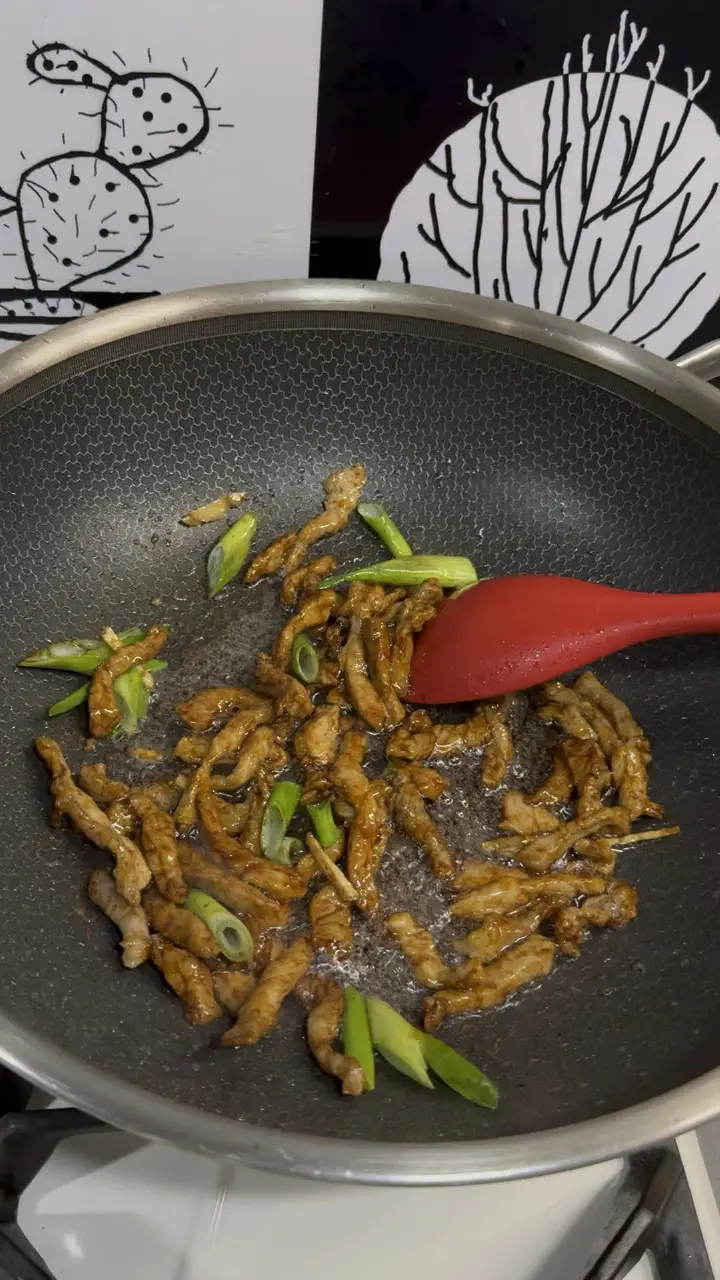 黄豆芽炒肉丝 第 3 步