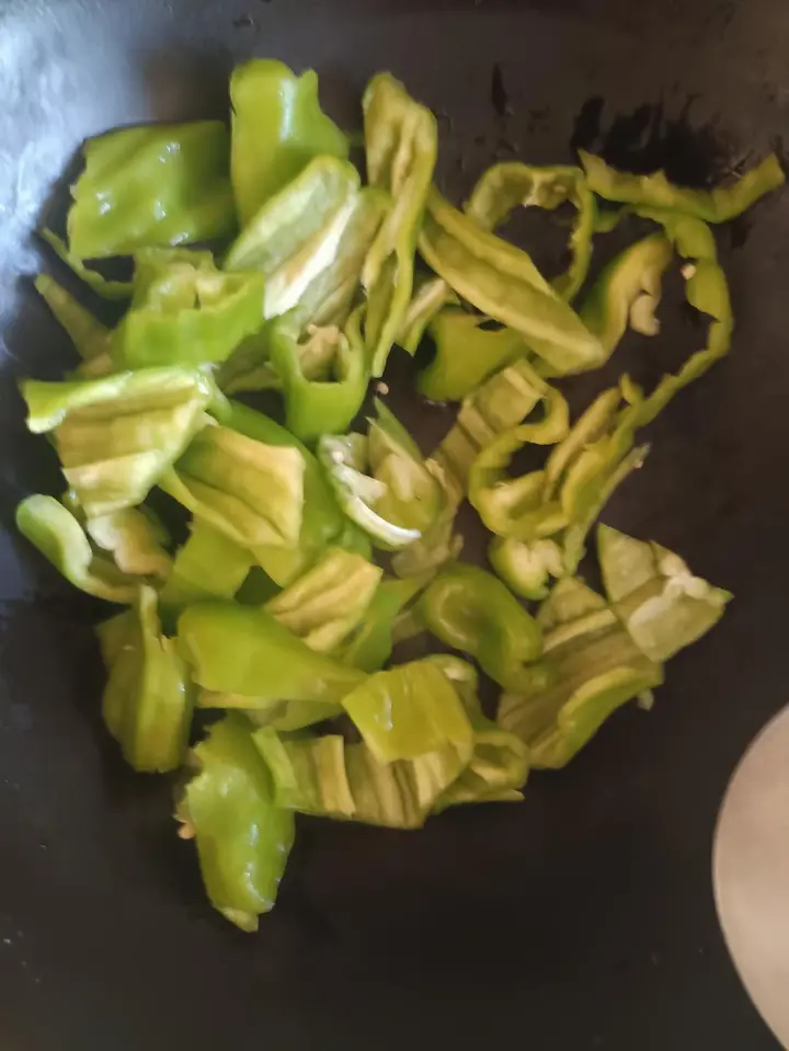 白参菌炒鸡蛋 第 5 步