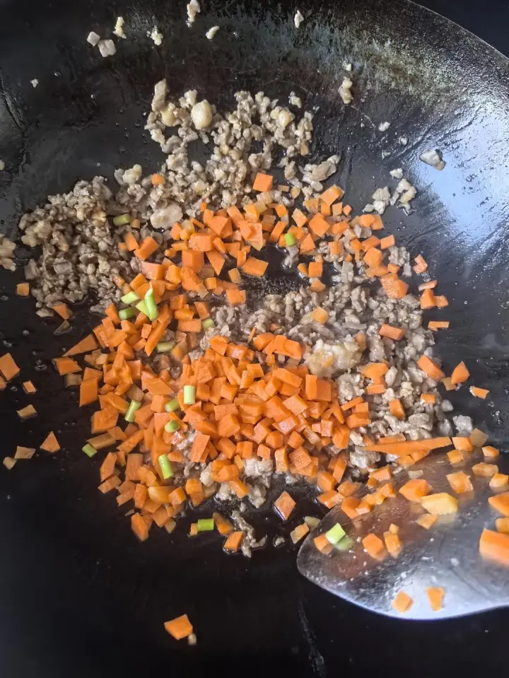 蒜苔炒肉粒 第 5 步