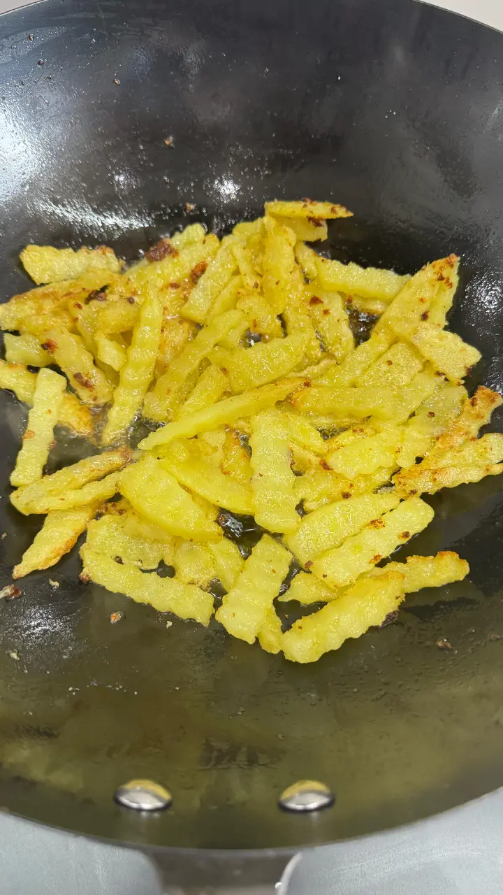 干锅土豆鸡翅虾 第 10 步