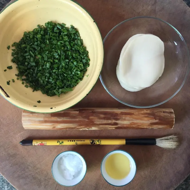 饺子皮葱油饼 第 1 步