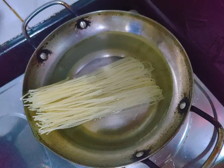 爆炒螺蛳粉 第 2 步