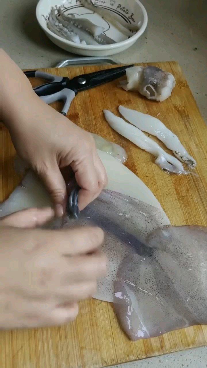 孜然鱿鱼炒蒜薹 第 2 步