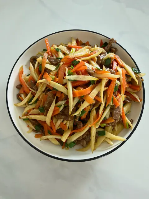 胡萝卜茭白丝炒牛肉
