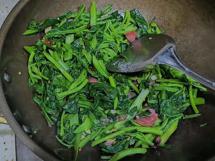 云南冲菜炒火腿 第 6 步