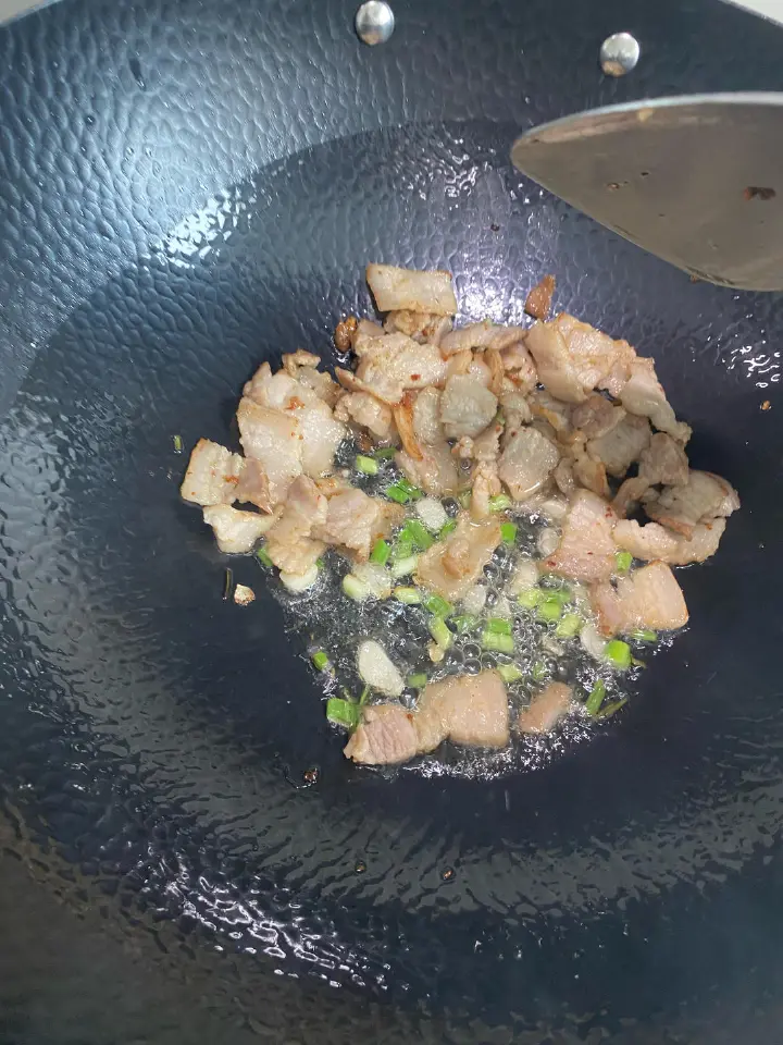 五花肉炒豆芽 第 3 步