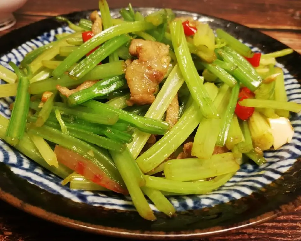 芹菜炒肉丝成品图