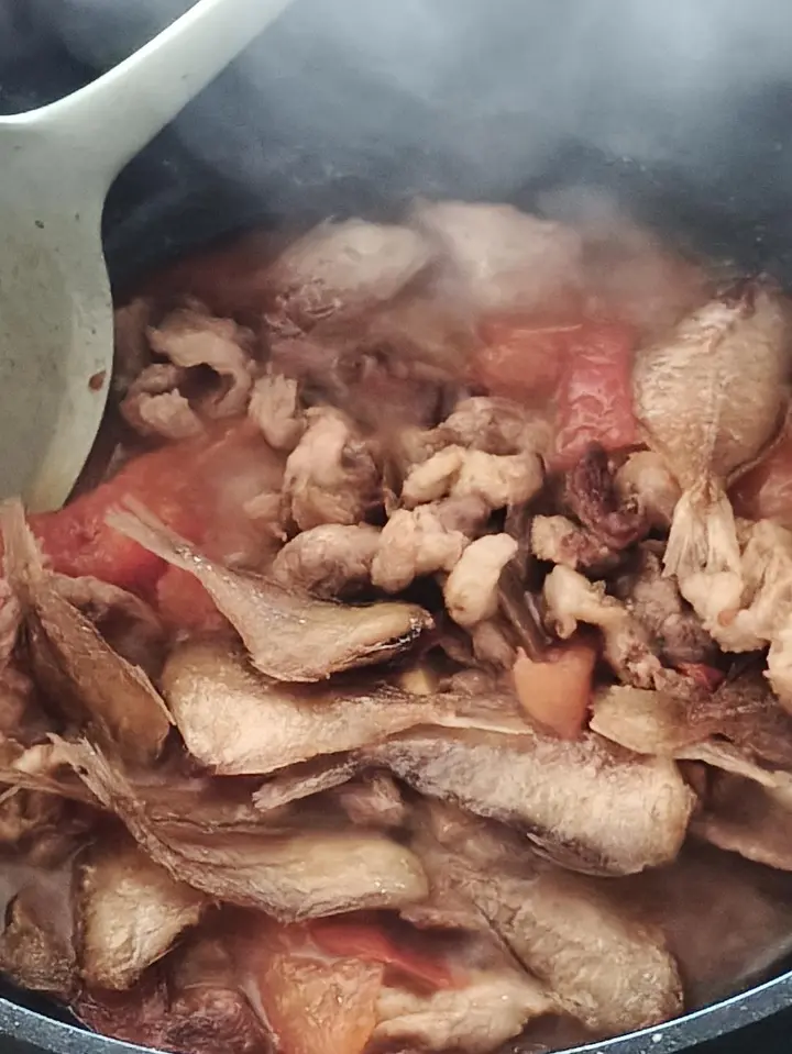 鱼干西红柿烧肉 第 9 步