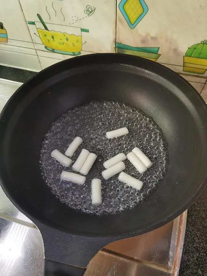 甜辣酱炒年糕虾仁 第 4 步