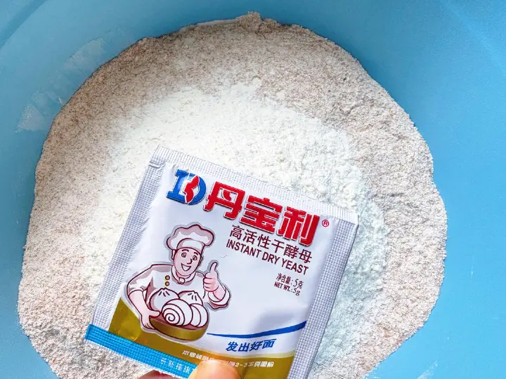 全麦黑芝麻馒头 第 1 步