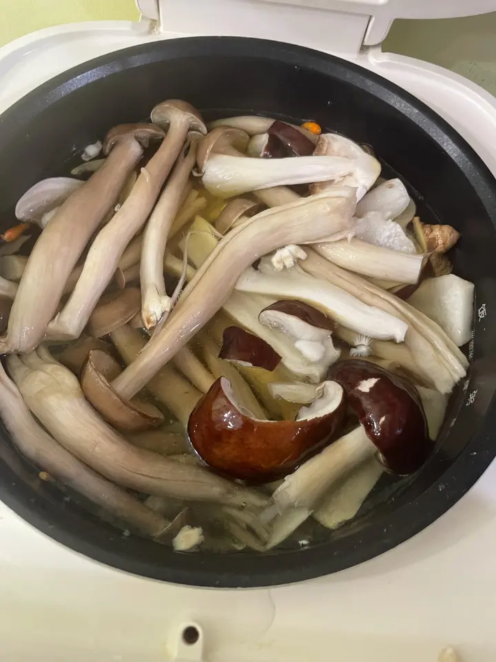 菌菇筒子骨汤 第 7 步