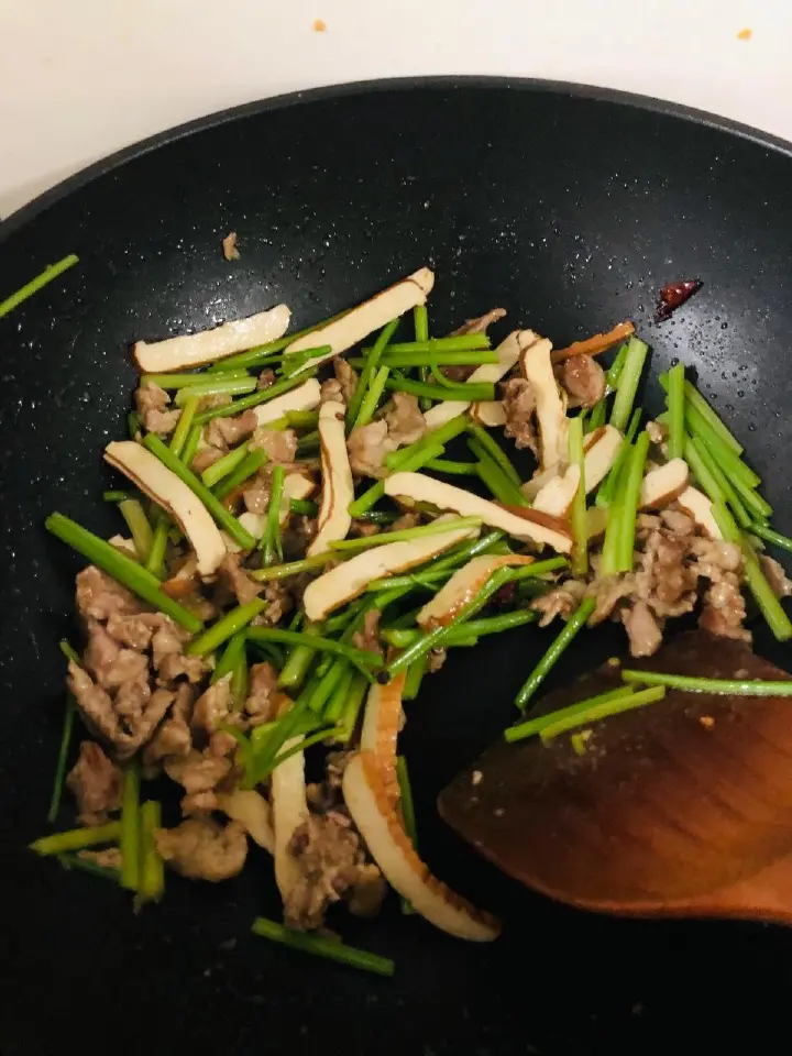 芹菜香干炒肉 第 5 步