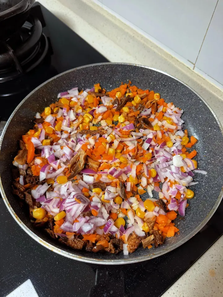 三文鱼菌菇焖饭 第 3 步