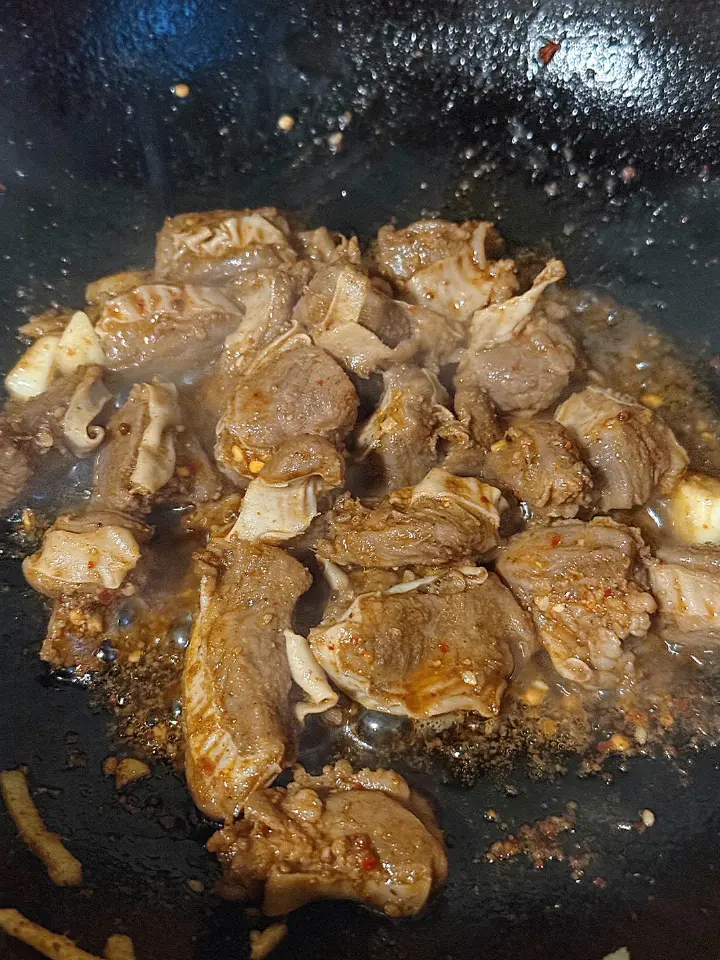 蒜姜炒大油边 第 5 步
