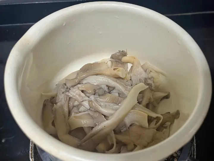平菇炒肉片 第 4 步
