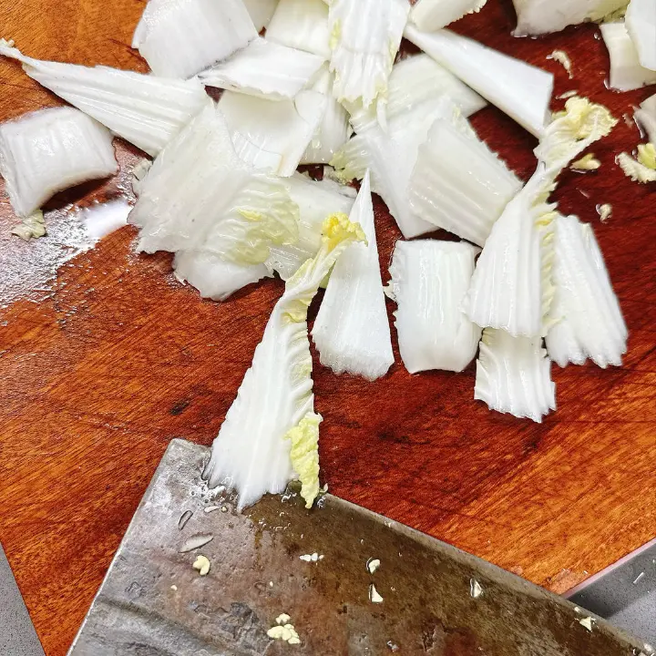 白菜炒香菇 第 2 步