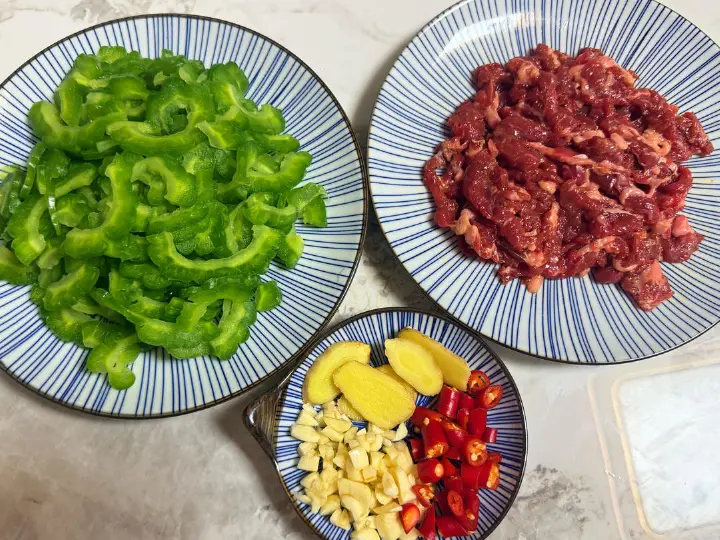 苦瓜炒牛肉 第 2 步