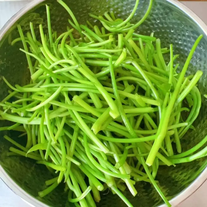 炝炒红薯叶茎杆 第 1 步