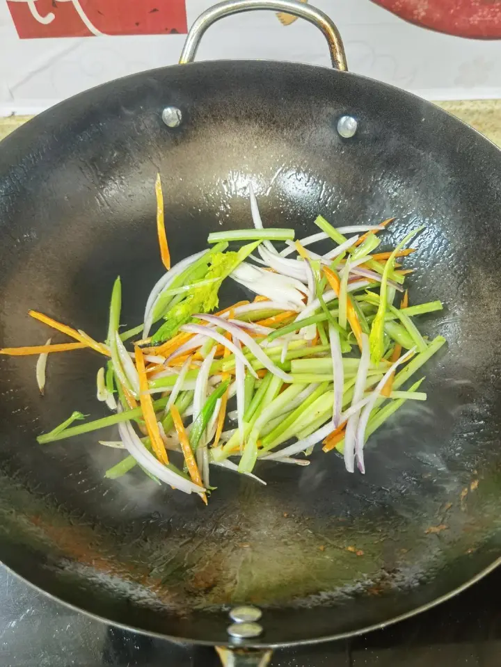 家常小炒肉丝 第 3 步