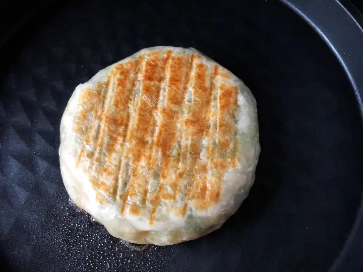 菠菜鸡蛋手抓饼馅饼 第 12 步