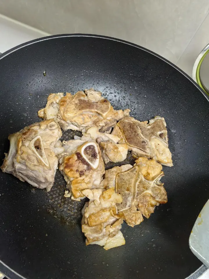 土豆炖排骨 第 5 步