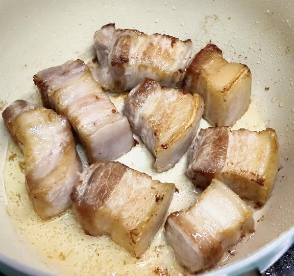 彩椒红烧肉 第 2 步