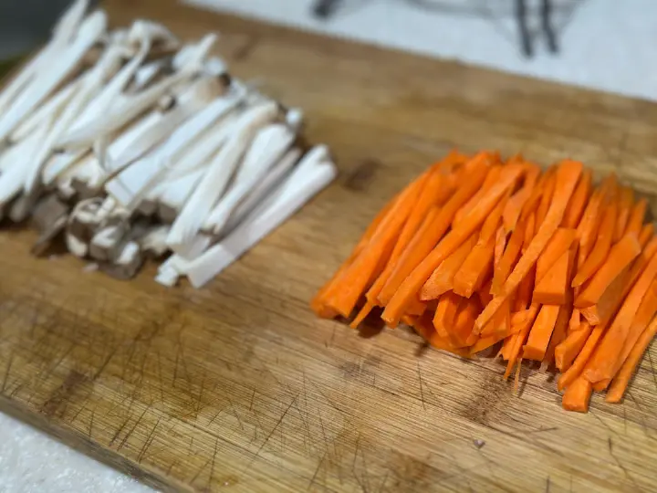 杏鲍菇木耳豆角炒蛋 第 2 步