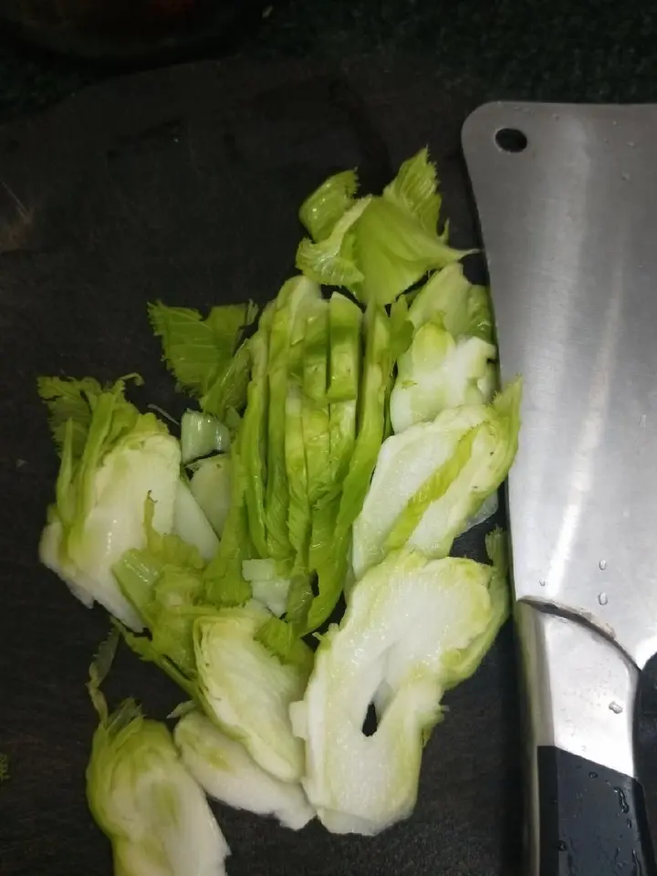 青椒炒肉片与孩儿菜烧腐竹 第 5 步