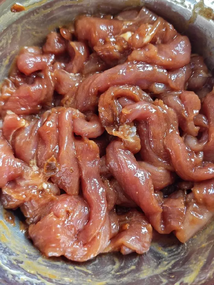 苦瓜炒肉 第 2 步