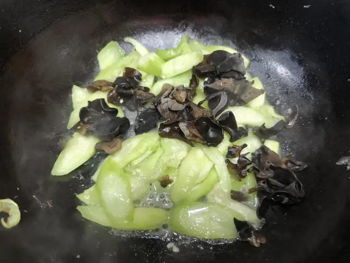 丝瓜木耳炒鸡蛋 第 7 步