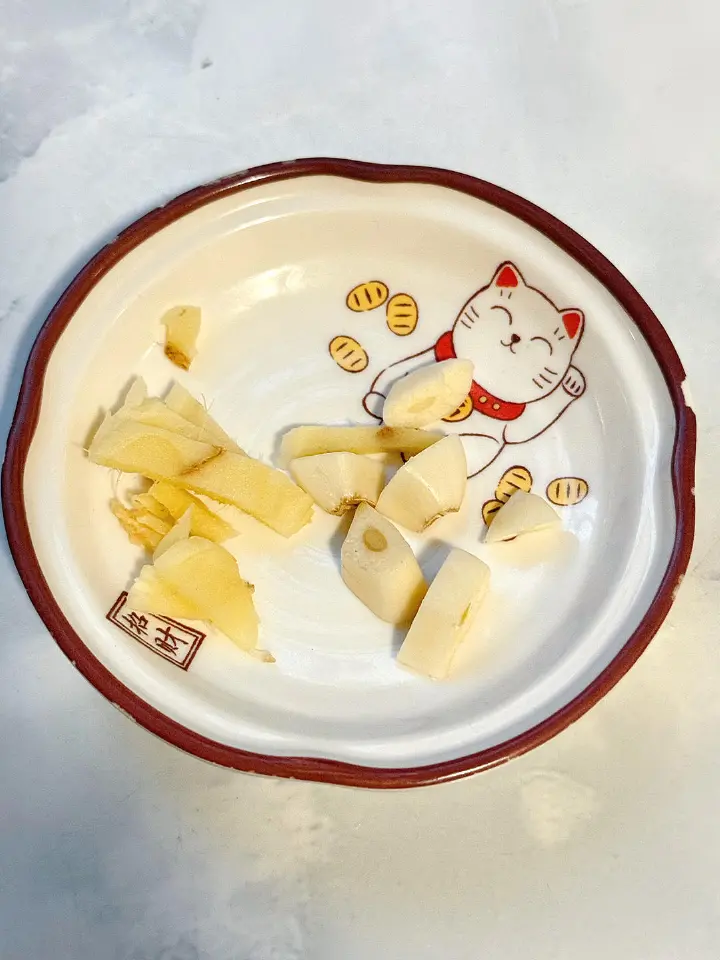 蒜姜炒大油边 第 4 步