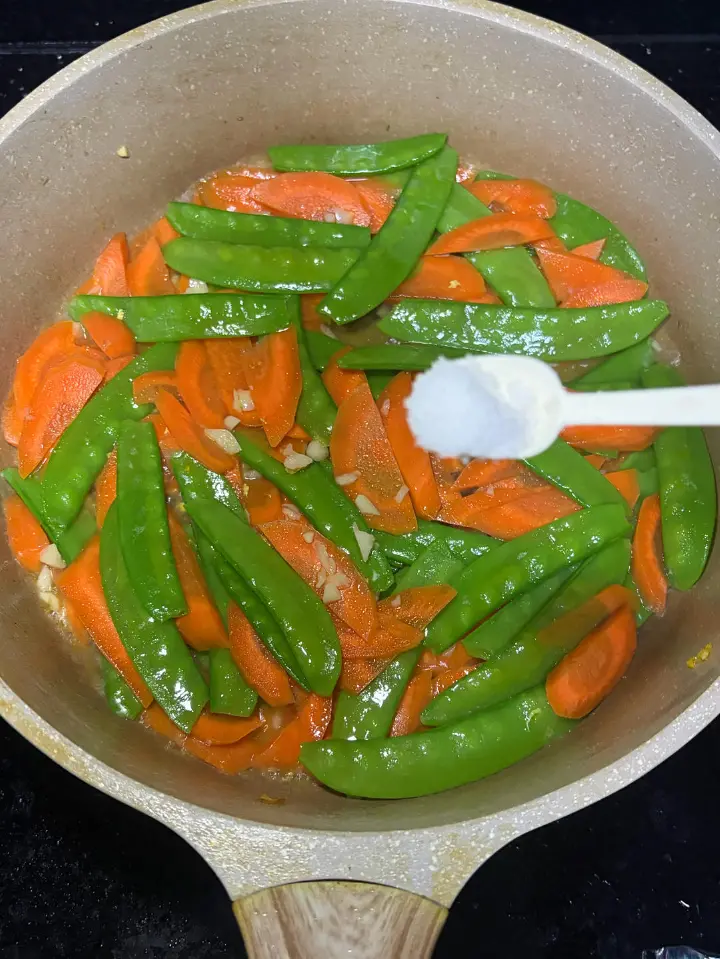 荷兰豆胡萝卜炒鸡蛋 第 8 步