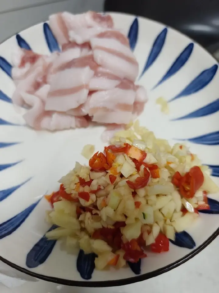 五花肉炒黄瓜 第 2 步