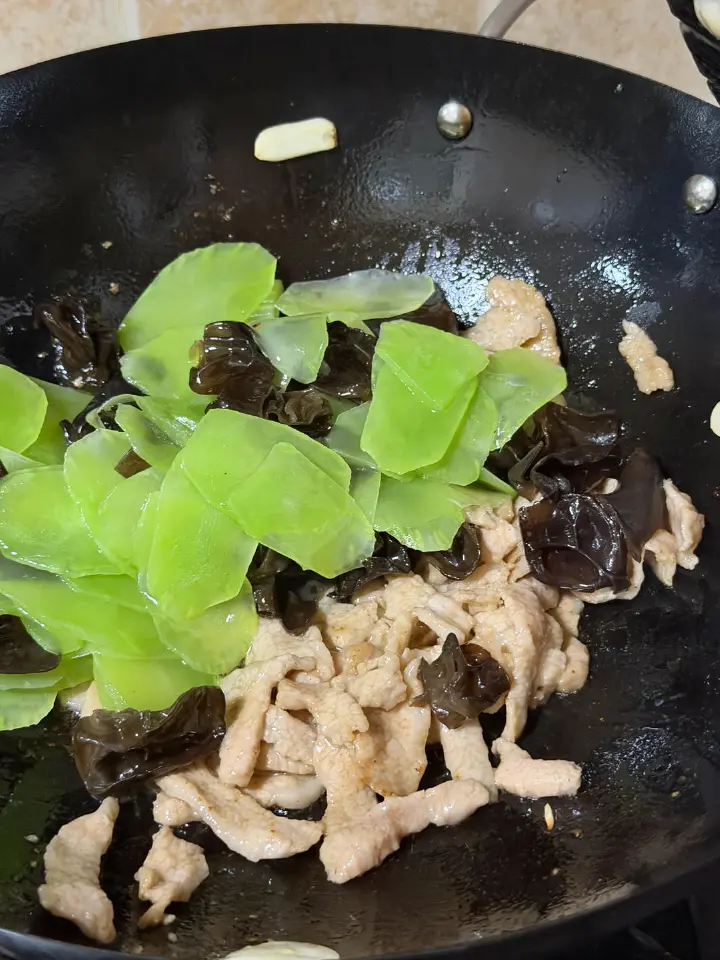 莴笋木耳炒肉片 第 19 步