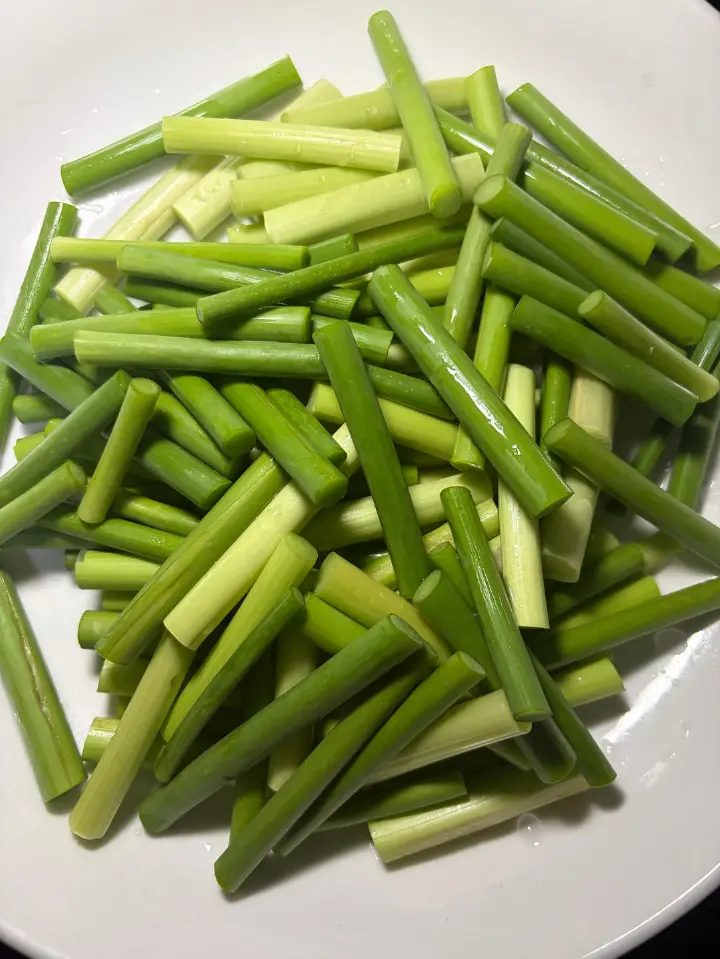 蒜苔五花肉炒豆干 第 1 步