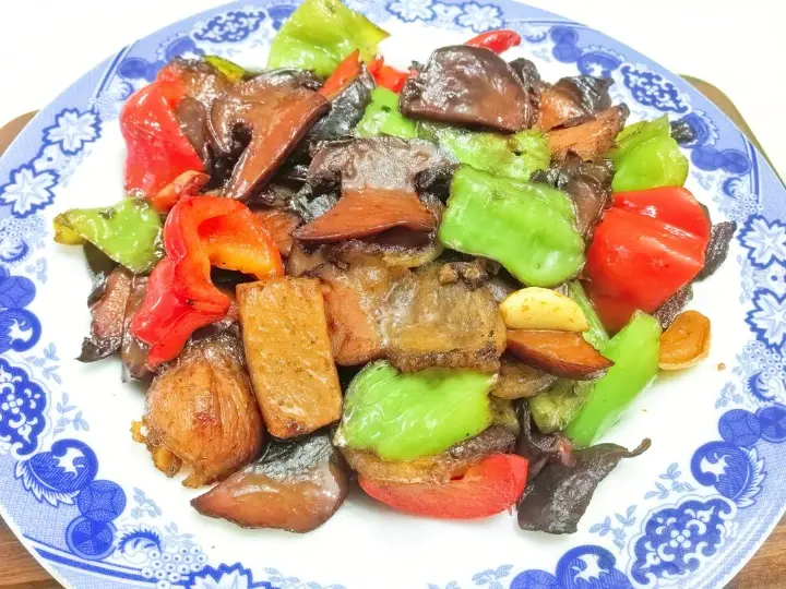 牛肝菌炒腊肉 第 7 步