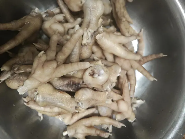 酱香鸡爪煲 第 1 步