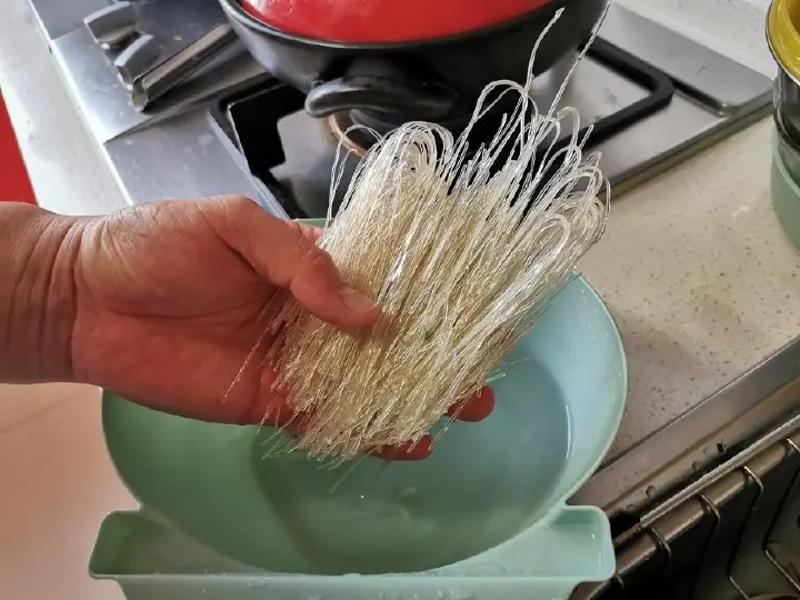 芹菜炒粉丝 第 4 步