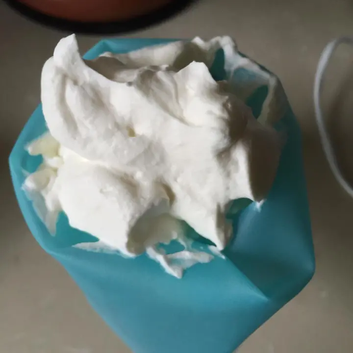 草莓雪人裸蛋糕 第 5 步