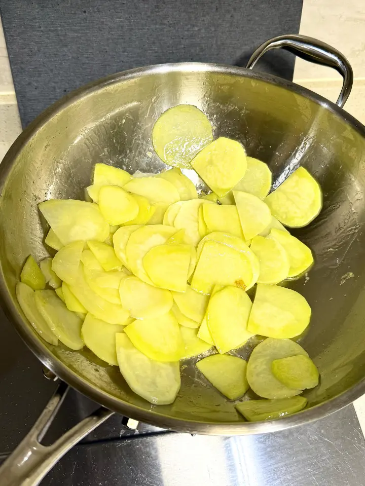 土豆腊肠时蔬煲 第 2 步