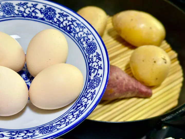 蒸土豆配鸡蛋 第 2 步