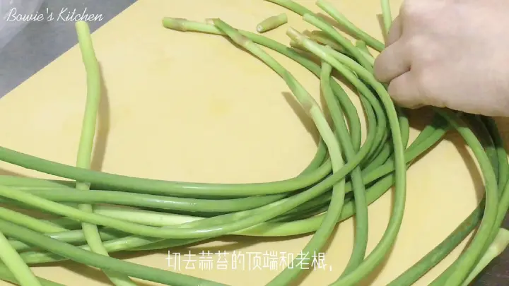 蒜苔炒鸡丁 第 1 步