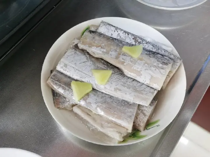 萝卜丝带鱼 第 2 步