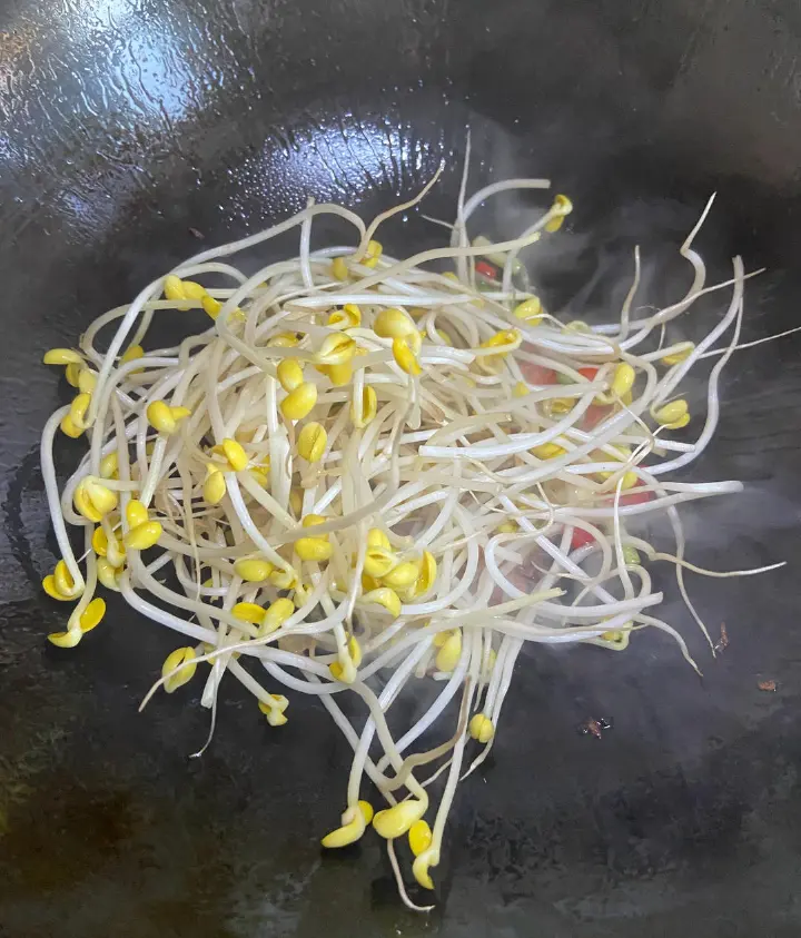 黄豆芽炒油豆腐 第 4 步