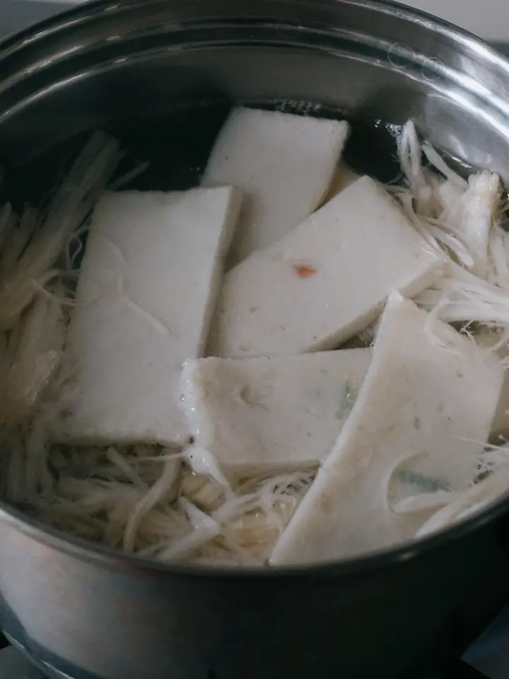 辣酱拌鱼饼年糕 第 2 步