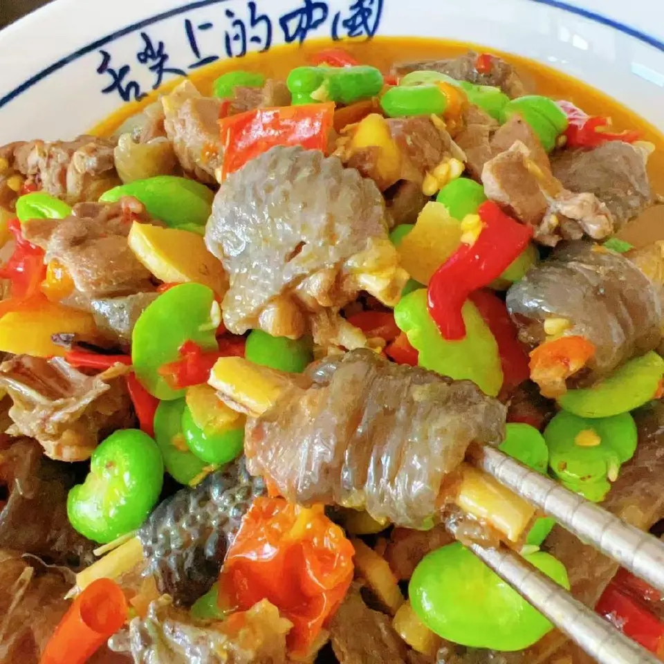 蚕豆米烧乌鸡成品图