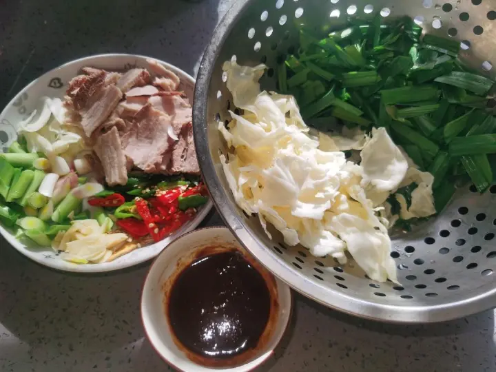 蒜苗包菜回锅肉 第 3 步