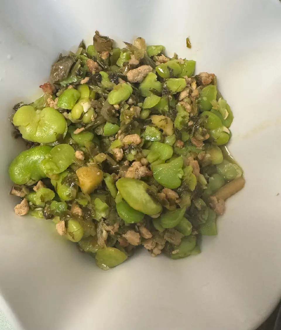 雪菜肉末蚕豆成品图