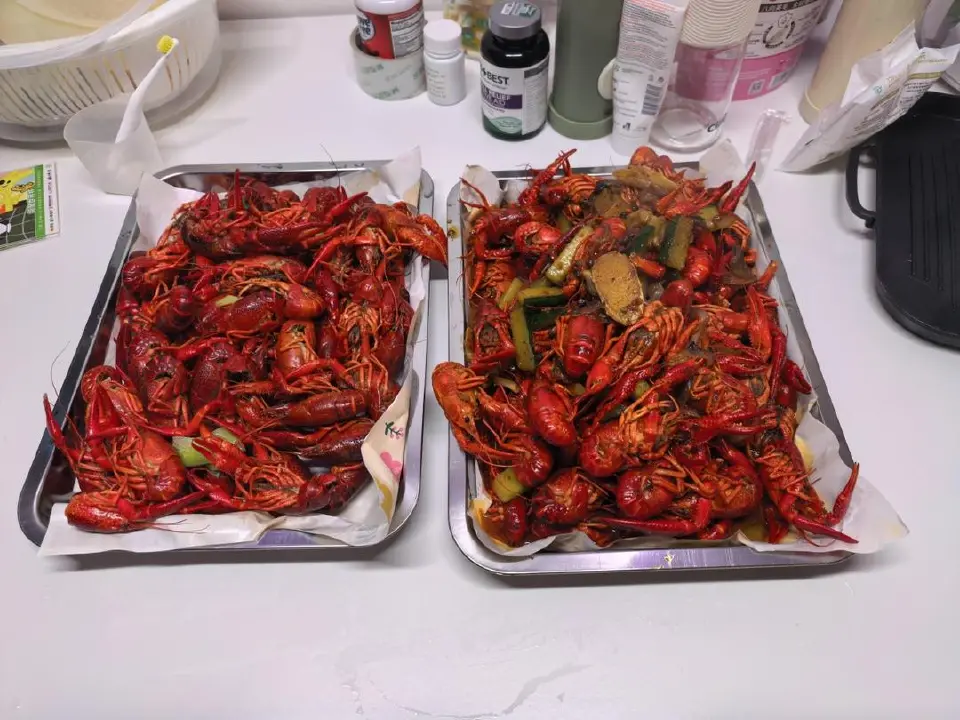 白灼与香辣小龙虾成品图