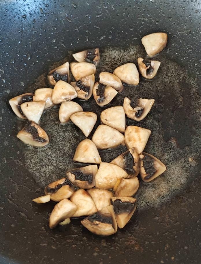 口蘑炒鸡腿肉 第 4 步